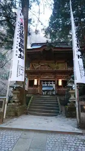 大嶽山那賀都神社の山門・神門