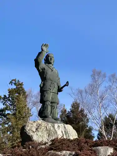 三峯神社の像