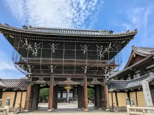 興正寺の{uncategorized: "未分類", other: "その他", undefined: "問題あり", building: "その他建物", grave: "お墓", sacred_gate: "鳥居", guardian: "狛犬", statue: "像", buddha: "仏像", history: "歴史", nature: "自然", garden: "庭園", animal: "動物", pagoda: "塔", temizu: "手水舎", mountain_gate: "山門・神門", sanctuary: "本殿・本堂", subordinate: "末社・摂社", art: "芸術", scenery: "景色", jizo: "地蔵", ema: "絵馬", goshuin: "御朱印", omikuji: "おみくじ", items: "授与品その他", amulet: "お守り", goshuincho: "御朱印帳", eats: "食事", festival: "お祭り", votive_dance: "神楽", shichigosan: "七五三参", wedding: "結婚式", experience: "体験その他", initially: "初詣", around: "周辺", anti_infection: "感染症対策"}