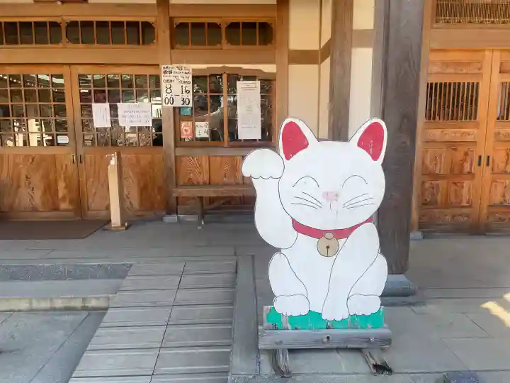 豪徳寺の{uncategorized: "未分類", other: "その他", undefined: "問題あり", building: "その他建物", grave: "お墓", sacred_gate: "鳥居", guardian: "狛犬", statue: "像", buddha: "仏像", history: "歴史", nature: "自然", garden: "庭園", animal: "動物", pagoda: "塔", temizu: "手水舎", mountain_gate: "山門・神門", sanctuary: "本殿・本堂", subordinate: "末社・摂社", art: "芸術", scenery: "景色", jizo: "地蔵", ema: "絵馬", goshuin: "御朱印", omikuji: "おみくじ", items: "授与品その他", amulet: "お守り", goshuincho: "御朱印帳", eats: "食事", festival: "お祭り", votive_dance: "神楽", shichigosan: "七五三参", wedding: "結婚式", experience: "体験その他", initially: "初詣", around: "周辺", anti_infection: "感染症対策"}