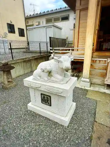 若鮨牛神社の像