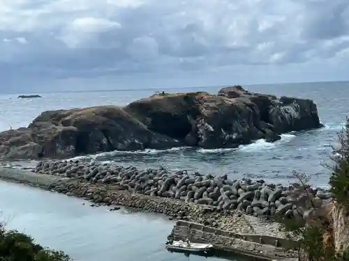 経島神社の{uncategorized: "未分類", other: "その他", undefined: "問題あり", building: "その他建物", grave: "お墓", sacred_gate: "鳥居", guardian: "狛犬", statue: "像", buddha: "仏像", history: "歴史", nature: "自然", garden: "庭園", animal: "動物", pagoda: "塔", temizu: "手水舎", mountain_gate: "山門・神門", sanctuary: "本殿・本堂", subordinate: "末社・摂社", art: "芸術", scenery: "景色", jizo: "地蔵", ema: "絵馬", goshuin: "御朱印", omikuji: "おみくじ", items: "授与品その他", amulet: "お守り", goshuincho: "御朱印帳", eats: "食事", festival: "お祭り", votive_dance: "神楽", shichigosan: "七五三参", wedding: "結婚式", experience: "体験その他", initially: "初詣", around: "周辺", anti_infection: "感染症対策"}