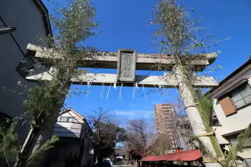 舎人氷川神社の鳥居