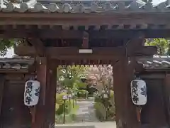 万代寺の山門