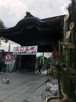 豊川閣　妙厳寺の山門・神門