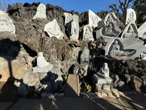 真珠院の{uncategorized: "未分類", other: "その他", undefined: "問題あり", building: "その他建物", grave: "お墓", sacred_gate: "鳥居", guardian: "狛犬", statue: "像", buddha: "仏像", history: "歴史", nature: "自然", garden: "庭園", animal: "動物", pagoda: "塔", temizu: "手水舎", mountain_gate: "山門・神門", sanctuary: "本殿・本堂", subordinate: "末社・摂社", art: "芸術", scenery: "景色", jizo: "地蔵", ema: "絵馬", goshuin: "御朱印", omikuji: "おみくじ", items: "授与品その他", amulet: "お守り", goshuincho: "御朱印帳", eats: "食事", festival: "お祭り", votive_dance: "神楽", shichigosan: "七五三参", wedding: "結婚式", experience: "体験その他", initially: "初詣", around: "周辺", anti_infection: "感染症対策"}