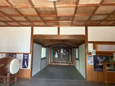 日間賀神社の{uncategorized: "未分類", other: "その他", undefined: "問題あり", building: "その他建物", grave: "お墓", sacred_gate: "鳥居", guardian: "狛犬", statue: "像", buddha: "仏像", history: "歴史", nature: "自然", garden: "庭園", animal: "動物", pagoda: "塔", temizu: "手水舎", mountain_gate: "山門・神門", sanctuary: "本殿・本堂", subordinate: "末社・摂社", art: "芸術", scenery: "景色", jizo: "地蔵", ema: "絵馬", goshuin: "御朱印", omikuji: "おみくじ", items: "授与品その他", amulet: "お守り", goshuincho: "御朱印帳", eats: "食事", festival: "お祭り", votive_dance: "神楽", shichigosan: "七五三参", wedding: "結婚式", experience: "体験その他", initially: "初詣", around: "周辺", anti_infection: "感染症対策"}