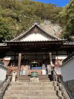 弥谷寺の{uncategorized: "未分類", other: "その他", undefined: "問題あり", building: "その他建物", grave: "お墓", sacred_gate: "鳥居", guardian: "狛犬", statue: "像", buddha: "仏像", history: "歴史", nature: "自然", garden: "庭園", animal: "動物", pagoda: "塔", temizu: "手水舎", mountain_gate: "山門・神門", sanctuary: "本殿・本堂", subordinate: "末社・摂社", art: "芸術", scenery: "景色", jizo: "地蔵", ema: "絵馬", goshuin: "御朱印", omikuji: "おみくじ", items: "授与品その他", amulet: "お守り", goshuincho: "御朱印帳", eats: "食事", festival: "お祭り", votive_dance: "神楽", shichigosan: "七五三参", wedding: "結婚式", experience: "体験その他", initially: "初詣", around: "周辺", anti_infection: "感染症対策"}