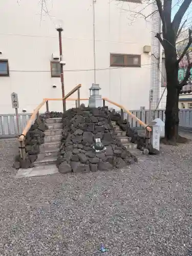 浅草富士浅間神社の{uncategorized: "未分類", other: "その他", undefined: "問題あり", building: "その他建物", grave: "お墓", sacred_gate: "鳥居", guardian: "狛犬", statue: "像", buddha: "仏像", history: "歴史", nature: "自然", garden: "庭園", animal: "動物", pagoda: "塔", temizu: "手水舎", mountain_gate: "山門・神門", sanctuary: "本殿・本堂", subordinate: "末社・摂社", art: "芸術", scenery: "景色", jizo: "地蔵", ema: "絵馬", goshuin: "御朱印", omikuji: "おみくじ", items: "授与品その他", amulet: "お守り", goshuincho: "御朱印帳", eats: "食事", festival: "お祭り", votive_dance: "神楽", shichigosan: "七五三参", wedding: "結婚式", experience: "体験その他", initially: "初詣", around: "周辺", anti_infection: "感染症対策"}