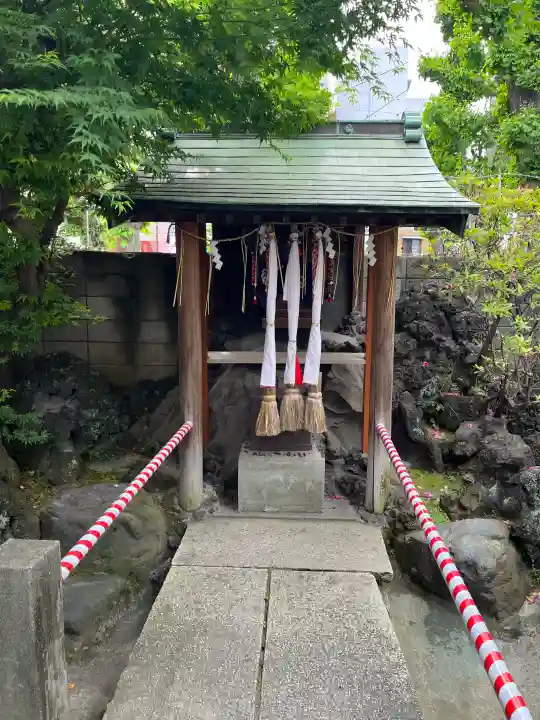 三輪厳島神社(弁天神社)の{uncategorized: "未分類", other: "その他", undefined: "問題あり", building: "その他建物", grave: "お墓", sacred_gate: "鳥居", guardian: "狛犬", statue: "像", buddha: "仏像", history: "歴史", nature: "自然", garden: "庭園", animal: "動物", pagoda: "塔", temizu: "手水舎", mountain_gate: "山門・神門", sanctuary: "本殿・本堂", subordinate: "末社・摂社", art: "芸術", scenery: "景色", jizo: "地蔵", ema: "絵馬", goshuin: "御朱印", omikuji: "おみくじ", items: "授与品その他", amulet: "お守り", goshuincho: "御朱印帳", eats: "食事", festival: "お祭り", votive_dance: "神楽", shichigosan: "七五三参", wedding: "結婚式", experience: "体験その他", initially: "初詣", around: "周辺", anti_infection: "感染症対策"}