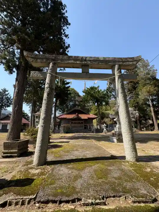 折居神社の{uncategorized: "未分類", other: "その他", undefined: "問題あり", building: "その他建物", grave: "お墓", sacred_gate: "鳥居", guardian: "狛犬", statue: "像", buddha: "仏像", history: "歴史", nature: "自然", garden: "庭園", animal: "動物", pagoda: "塔", temizu: "手水舎", mountain_gate: "山門・神門", sanctuary: "本殿・本堂", subordinate: "末社・摂社", art: "芸術", scenery: "景色", jizo: "地蔵", ema: "絵馬", goshuin: "御朱印", omikuji: "おみくじ", items: "授与品その他", amulet: "お守り", goshuincho: "御朱印帳", eats: "食事", festival: "お祭り", votive_dance: "神楽", shichigosan: "七五三参", wedding: "結婚式", experience: "体験その他", initially: "初詣", around: "周辺", anti_infection: "感染症対策"}