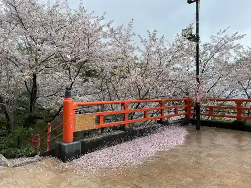 御館山稲荷神社の{uncategorized: "未分類", other: "その他", undefined: "問題あり", building: "その他建物", grave: "お墓", sacred_gate: "鳥居", guardian: "狛犬", statue: "像", buddha: "仏像", history: "歴史", nature: "自然", garden: "庭園", animal: "動物", pagoda: "塔", temizu: "手水舎", mountain_gate: "山門・神門", sanctuary: "本殿・本堂", subordinate: "末社・摂社", art: "芸術", scenery: "景色", jizo: "地蔵", ema: "絵馬", goshuin: "御朱印", omikuji: "おみくじ", items: "授与品その他", amulet: "お守り", goshuincho: "御朱印帳", eats: "食事", festival: "お祭り", votive_dance: "神楽", shichigosan: "七五三参", wedding: "結婚式", experience: "体験その他", initially: "初詣", around: "周辺", anti_infection: "感染症対策"}