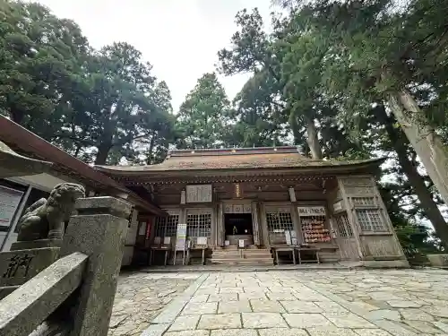 砥鹿神社（奥宮）の{uncategorized: "未分類", other: "その他", undefined: "問題あり", building: "その他建物", grave: "お墓", sacred_gate: "鳥居", guardian: "狛犬", statue: "像", buddha: "仏像", history: "歴史", nature: "自然", garden: "庭園", animal: "動物", pagoda: "塔", temizu: "手水舎", mountain_gate: "山門・神門", sanctuary: "本殿・本堂", subordinate: "末社・摂社", art: "芸術", scenery: "景色", jizo: "地蔵", ema: "絵馬", goshuin: "御朱印", omikuji: "おみくじ", items: "授与品その他", amulet: "お守り", goshuincho: "御朱印帳", eats: "食事", festival: "お祭り", votive_dance: "神楽", shichigosan: "七五三参", wedding: "結婚式", experience: "体験その他", initially: "初詣", around: "周辺", anti_infection: "感染症対策"}