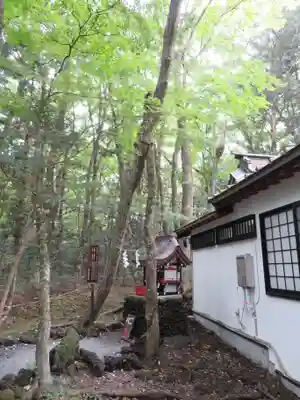 新屋山神社の末社・摂社