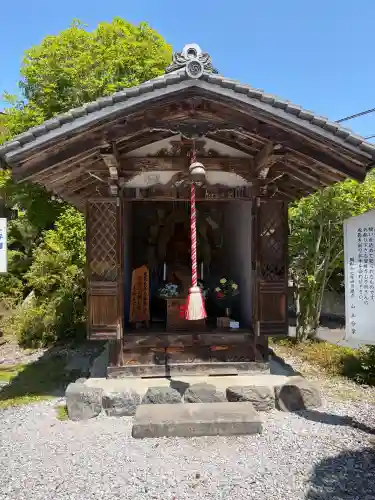 鳥居観音の{uncategorized: "未分類", other: "その他", undefined: "問題あり", building: "その他建物", grave: "お墓", sacred_gate: "鳥居", guardian: "狛犬", statue: "像", buddha: "仏像", history: "歴史", nature: "自然", garden: "庭園", animal: "動物", pagoda: "塔", temizu: "手水舎", mountain_gate: "山門・神門", sanctuary: "本殿・本堂", subordinate: "末社・摂社", art: "芸術", scenery: "景色", jizo: "地蔵", ema: "絵馬", goshuin: "御朱印", omikuji: "おみくじ", items: "授与品その他", amulet: "お守り", goshuincho: "御朱印帳", eats: "食事", festival: "お祭り", votive_dance: "神楽", shichigosan: "七五三参", wedding: "結婚式", experience: "体験その他", initially: "初詣", around: "周辺", anti_infection: "感染症対策"}
