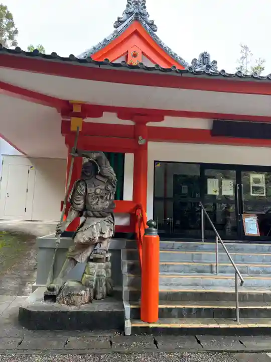 熊野速玉大社の{uncategorized: "未分類", other: "その他", undefined: "問題あり", building: "その他建物", grave: "お墓", sacred_gate: "鳥居", guardian: "狛犬", statue: "像", buddha: "仏像", history: "歴史", nature: "自然", garden: "庭園", animal: "動物", pagoda: "塔", temizu: "手水舎", mountain_gate: "山門・神門", sanctuary: "本殿・本堂", subordinate: "末社・摂社", art: "芸術", scenery: "景色", jizo: "地蔵", ema: "絵馬", goshuin: "御朱印", omikuji: "おみくじ", items: "授与品その他", amulet: "お守り", goshuincho: "御朱印帳", eats: "食事", festival: "お祭り", votive_dance: "神楽", shichigosan: "七五三参", wedding: "結婚式", experience: "体験その他", initially: "初詣", around: "周辺", anti_infection: "感染症対策"}