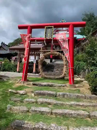 差出磯大嶽山神社 仕事と健康と厄よけの神さまの鳥居