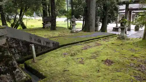 神明社の庭園