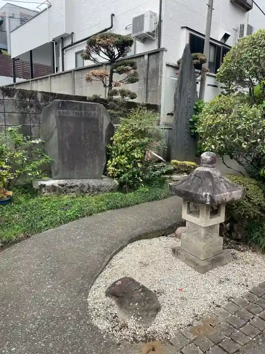 東光寺別院桜ヶ池不動院の{uncategorized: "未分類", other: "その他", undefined: "問題あり", building: "その他建物", grave: "お墓", sacred_gate: "鳥居", guardian: "狛犬", statue: "像", buddha: "仏像", history: "歴史", nature: "自然", garden: "庭園", animal: "動物", pagoda: "塔", temizu: "手水舎", mountain_gate: "山門・神門", sanctuary: "本殿・本堂", subordinate: "末社・摂社", art: "芸術", scenery: "景色", jizo: "地蔵", ema: "絵馬", goshuin: "御朱印", omikuji: "おみくじ", items: "授与品その他", amulet: "お守り", goshuincho: "御朱印帳", eats: "食事", festival: "お祭り", votive_dance: "神楽", shichigosan: "七五三参", wedding: "結婚式", experience: "体験その他", initially: "初詣", around: "周辺", anti_infection: "感染症対策"}