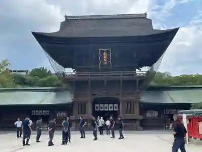 筥崎宮の{uncategorized: "未分類", other: "その他", undefined: "問題あり", building: "その他建物", grave: "お墓", sacred_gate: "鳥居", guardian: "狛犬", statue: "像", buddha: "仏像", history: "歴史", nature: "自然", garden: "庭園", animal: "動物", pagoda: "塔", temizu: "手水舎", mountain_gate: "山門・神門", sanctuary: "本殿・本堂", subordinate: "末社・摂社", art: "芸術", scenery: "景色", jizo: "地蔵", ema: "絵馬", goshuin: "御朱印", omikuji: "おみくじ", items: "授与品その他", amulet: "お守り", goshuincho: "御朱印帳", eats: "食事", festival: "お祭り", votive_dance: "神楽", shichigosan: "七五三参", wedding: "結婚式", experience: "体験その他", initially: "初詣", around: "周辺", anti_infection: "感染症対策"}