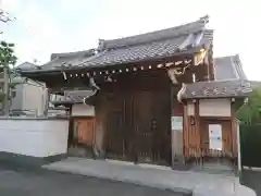 寳泉寺の山門