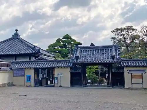 中宮寺の山門