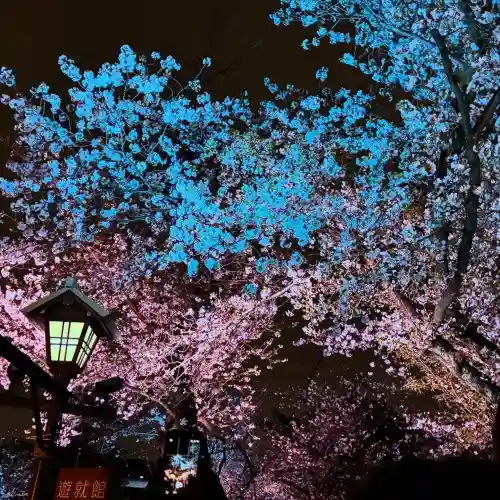 靖國神社の{uncategorized: "未分類", other: "その他", undefined: "問題あり", building: "その他建物", grave: "お墓", sacred_gate: "鳥居", guardian: "狛犬", statue: "像", buddha: "仏像", history: "歴史", nature: "自然", garden: "庭園", animal: "動物", pagoda: "塔", temizu: "手水舎", mountain_gate: "山門・神門", sanctuary: "本殿・本堂", subordinate: "末社・摂社", art: "芸術", scenery: "景色", jizo: "地蔵", ema: "絵馬", goshuin: "御朱印", omikuji: "おみくじ", items: "授与品その他", amulet: "お守り", goshuincho: "御朱印帳", eats: "食事", festival: "お祭り", votive_dance: "神楽", shichigosan: "七五三参", wedding: "結婚式", experience: "体験その他", initially: "初詣", around: "周辺", anti_infection: "感染症対策"}