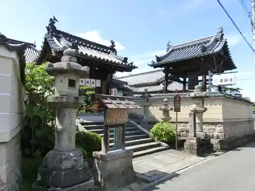 帯解寺の山門