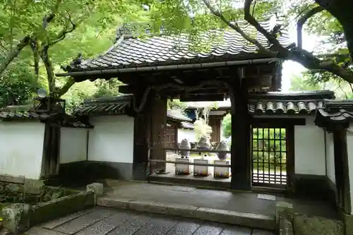 宝性院（石山寺寺務所）の山門・神門