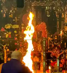 5月3日(日)13時から五大明王護摩大祭を執行致します。五大明王とは不動明王.降三世明王.軍荼利明王.大威徳明王.金剛夜叉明王の五尊の明王様。 当日は、この五尊の明王様を明王堂から本堂にご移動し、1年に1度の五大明王護摩法要を行います。
五尊の明王にはそれぞれ各役割があります。
金剛夜叉明王は病気.疫病を除き
大威徳明王は泥棒.強盗.ストーカーを除き
軍荼利明王は悪煩悩.精神の病い.悪夢を除き 降三世明王は悪霊.悪鬼.貧乏神を除き
不動明王は厄や凶方位の災難を除きます。
五尊の明王さまがワンチームになって、諸難を除き、皆様の願いを叶えるよう導きます。
ゴールデンウィークに行われる、年に1度の強力な大行事なので、是非ご参列ください。
参列は自由で無料。当日はこの五尊の明王さまを間近で参拝することができます。
願いが叶う護摩木は1本300円です。
また、五大明王特別札(魔除け)は、当日に入魂開眼供養し、護摩の火で加持する強力なお札です。
悪霊、妖気、病魔、悪夢、泥棒、詐欺、ストーカー、貧乏神などの退散にめっぽう効きます。凶の方位への移動.引っ越しなどの災難除けにもかなり効験があります。
(尚、お札の効力は1年間なので毎年お札を交換することをお勧めします)