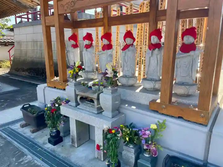光榮寺の{uncategorized: "未分類", other: "その他", undefined: "問題あり", building: "その他建物", grave: "お墓", sacred_gate: "鳥居", guardian: "狛犬", statue: "像", buddha: "仏像", history: "歴史", nature: "自然", garden: "庭園", animal: "動物", pagoda: "塔", temizu: "手水舎", mountain_gate: "山門・神門", sanctuary: "本殿・本堂", subordinate: "末社・摂社", art: "芸術", scenery: "景色", jizo: "地蔵", ema: "絵馬", goshuin: "御朱印", omikuji: "おみくじ", items: "授与品その他", amulet: "お守り", goshuincho: "御朱印帳", eats: "食事", festival: "お祭り", votive_dance: "神楽", shichigosan: "七五三参", wedding: "結婚式", experience: "体験その他", initially: "初詣", around: "周辺", anti_infection: "感染症対策"}