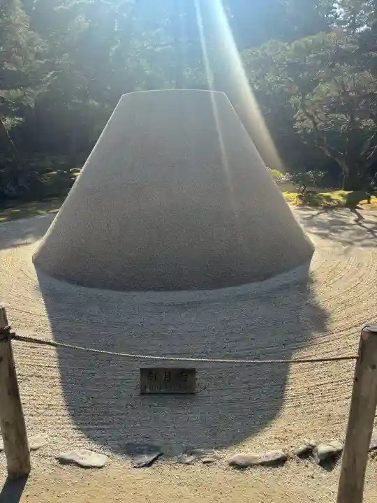 慈照寺(慈照禅寺・銀閣寺)の{uncategorized: "未分類", other: "その他", undefined: "問題あり", building: "その他建物", grave: "お墓", sacred_gate: "鳥居", guardian: "狛犬", statue: "像", buddha: "仏像", history: "歴史", nature: "自然", garden: "庭園", animal: "動物", pagoda: "塔", temizu: "手水舎", mountain_gate: "山門・神門", sanctuary: "本殿・本堂", subordinate: "末社・摂社", art: "芸術", scenery: "景色", jizo: "地蔵", ema: "絵馬", goshuin: "御朱印", omikuji: "おみくじ", items: "授与品その他", amulet: "お守り", goshuincho: "御朱印帳", eats: "食事", festival: "お祭り", votive_dance: "神楽", shichigosan: "七五三参", wedding: "結婚式", experience: "体験その他", initially: "初詣", around: "周辺", anti_infection: "感染症対策"}