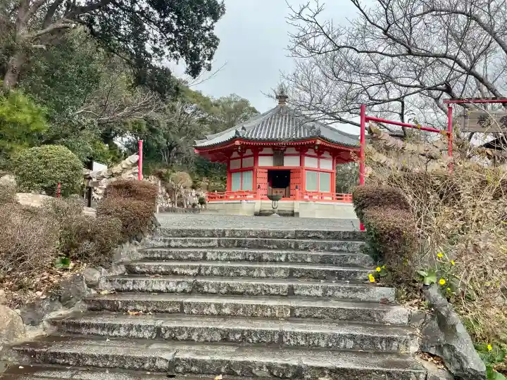愛染明王堂の{uncategorized: "未分類", other: "その他", undefined: "問題あり", building: "その他建物", grave: "お墓", sacred_gate: "鳥居", guardian: "狛犬", statue: "像", buddha: "仏像", history: "歴史", nature: "自然", garden: "庭園", animal: "動物", pagoda: "塔", temizu: "手水舎", mountain_gate: "山門・神門", sanctuary: "本殿・本堂", subordinate: "末社・摂社", art: "芸術", scenery: "景色", jizo: "地蔵", ema: "絵馬", goshuin: "御朱印", omikuji: "おみくじ", items: "授与品その他", amulet: "お守り", goshuincho: "御朱印帳", eats: "食事", festival: "お祭り", votive_dance: "神楽", shichigosan: "七五三参", wedding: "結婚式", experience: "体験その他", initially: "初詣", around: "周辺", anti_infection: "感染症対策"}