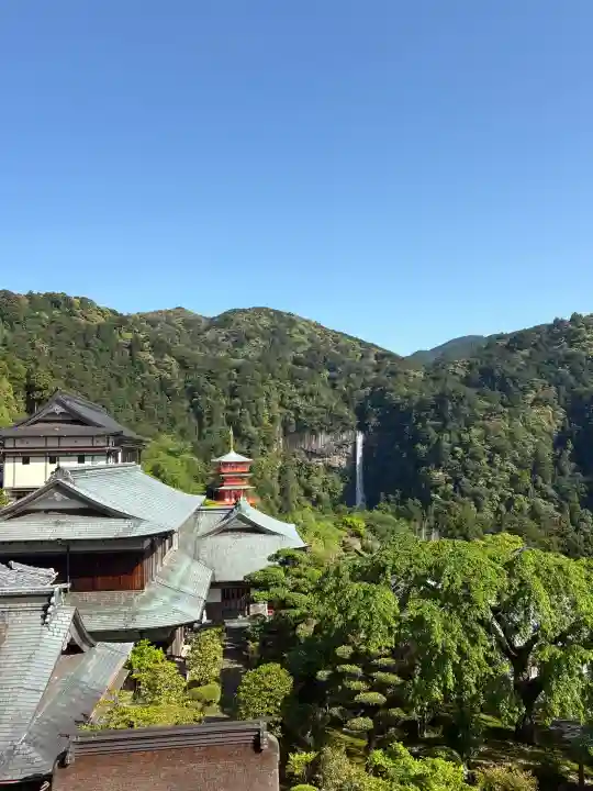 青岸渡寺の{uncategorized: "未分類", other: "その他", undefined: "問題あり", building: "その他建物", grave: "お墓", sacred_gate: "鳥居", guardian: "狛犬", statue: "像", buddha: "仏像", history: "歴史", nature: "自然", garden: "庭園", animal: "動物", pagoda: "塔", temizu: "手水舎", mountain_gate: "山門・神門", sanctuary: "本殿・本堂", subordinate: "末社・摂社", art: "芸術", scenery: "景色", jizo: "地蔵", ema: "絵馬", goshuin: "御朱印", omikuji: "おみくじ", items: "授与品その他", amulet: "お守り", goshuincho: "御朱印帳", eats: "食事", festival: "お祭り", votive_dance: "神楽", shichigosan: "七五三参", wedding: "結婚式", experience: "体験その他", initially: "初詣", around: "周辺", anti_infection: "感染症対策"}