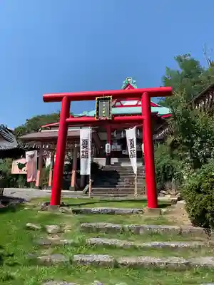 差出磯大嶽山神社 仕事と健康と厄よけの神さまの鳥居
