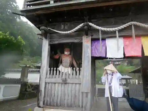 平等寺の像