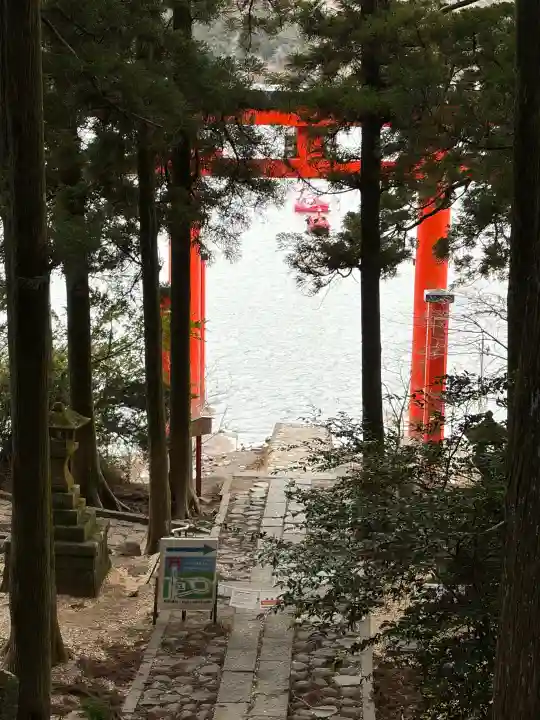 箱根神社の{uncategorized: "未分類", other: "その他", undefined: "問題あり", building: "その他建物", grave: "お墓", sacred_gate: "鳥居", guardian: "狛犬", statue: "像", buddha: "仏像", history: "歴史", nature: "自然", garden: "庭園", animal: "動物", pagoda: "塔", temizu: "手水舎", mountain_gate: "山門・神門", sanctuary: "本殿・本堂", subordinate: "末社・摂社", art: "芸術", scenery: "景色", jizo: "地蔵", ema: "絵馬", goshuin: "御朱印", omikuji: "おみくじ", items: "授与品その他", amulet: "お守り", goshuincho: "御朱印帳", eats: "食事", festival: "お祭り", votive_dance: "神楽", shichigosan: "七五三参", wedding: "結婚式", experience: "体験その他", initially: "初詣", around: "周辺", anti_infection: "感染症対策"}
