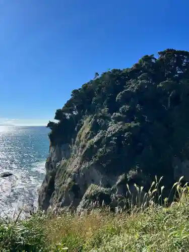 龍宮（江島神社）の{uncategorized: "未分類", other: "その他", undefined: "問題あり", building: "その他建物", grave: "お墓", sacred_gate: "鳥居", guardian: "狛犬", statue: "像", buddha: "仏像", history: "歴史", nature: "自然", garden: "庭園", animal: "動物", pagoda: "塔", temizu: "手水舎", mountain_gate: "山門・神門", sanctuary: "本殿・本堂", subordinate: "末社・摂社", art: "芸術", scenery: "景色", jizo: "地蔵", ema: "絵馬", goshuin: "御朱印", omikuji: "おみくじ", items: "授与品その他", amulet: "お守り", goshuincho: "御朱印帳", eats: "食事", festival: "お祭り", votive_dance: "神楽", shichigosan: "七五三参", wedding: "結婚式", experience: "体験その他", initially: "初詣", around: "周辺", anti_infection: "感染症対策"}