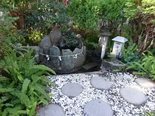 鵠沼伏見稲荷神社の庭園