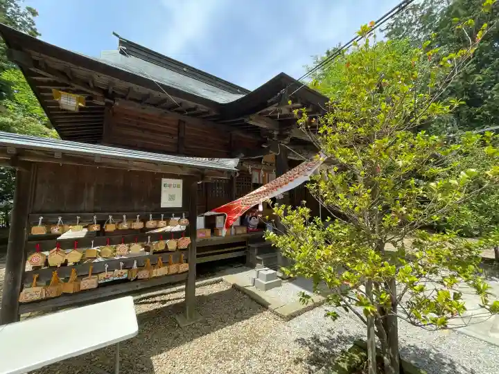 滑川神社 - 仕事と子どもの守り神の{uncategorized: "未分類", other: "その他", undefined: "問題あり", building: "その他建物", grave: "お墓", sacred_gate: "鳥居", guardian: "狛犬", statue: "像", buddha: "仏像", history: "歴史", nature: "自然", garden: "庭園", animal: "動物", pagoda: "塔", temizu: "手水舎", mountain_gate: "山門・神門", sanctuary: "本殿・本堂", subordinate: "末社・摂社", art: "芸術", scenery: "景色", jizo: "地蔵", ema: "絵馬", goshuin: "御朱印", omikuji: "おみくじ", items: "授与品その他", amulet: "お守り", goshuincho: "御朱印帳", eats: "食事", festival: "お祭り", votive_dance: "神楽", shichigosan: "七五三参", wedding: "結婚式", experience: "体験その他", initially: "初詣", around: "周辺", anti_infection: "感染症対策"}