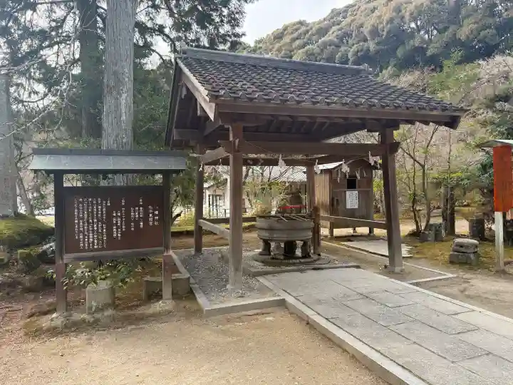 八幡神社松平東照宮の{uncategorized: "未分類", other: "その他", undefined: "問題あり", building: "その他建物", grave: "お墓", sacred_gate: "鳥居", guardian: "狛犬", statue: "像", buddha: "仏像", history: "歴史", nature: "自然", garden: "庭園", animal: "動物", pagoda: "塔", temizu: "手水舎", mountain_gate: "山門・神門", sanctuary: "本殿・本堂", subordinate: "末社・摂社", art: "芸術", scenery: "景色", jizo: "地蔵", ema: "絵馬", goshuin: "御朱印", omikuji: "おみくじ", items: "授与品その他", amulet: "お守り", goshuincho: "御朱印帳", eats: "食事", festival: "お祭り", votive_dance: "神楽", shichigosan: "七五三参", wedding: "結婚式", experience: "体験その他", initially: "初詣", around: "周辺", anti_infection: "感染症対策"}