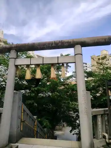 元三島神社の{uncategorized: "未分類", other: "その他", undefined: "問題あり", building: "その他建物", grave: "お墓", sacred_gate: "鳥居", guardian: "狛犬", statue: "像", buddha: "仏像", history: "歴史", nature: "自然", garden: "庭園", animal: "動物", pagoda: "塔", temizu: "手水舎", mountain_gate: "山門・神門", sanctuary: "本殿・本堂", subordinate: "末社・摂社", art: "芸術", scenery: "景色", jizo: "地蔵", ema: "絵馬", goshuin: "御朱印", omikuji: "おみくじ", items: "授与品その他", amulet: "お守り", goshuincho: "御朱印帳", eats: "食事", festival: "お祭り", votive_dance: "神楽", shichigosan: "七五三参", wedding: "結婚式", experience: "体験その他", initially: "初詣", around: "周辺", anti_infection: "感染症対策"}