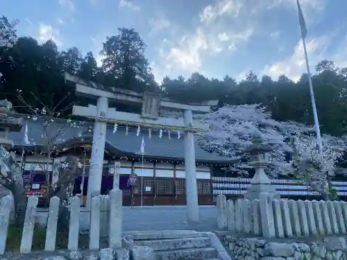 意賀美神社の{uncategorized: "未分類", other: "その他", undefined: "問題あり", building: "その他建物", grave: "お墓", sacred_gate: "鳥居", guardian: "狛犬", statue: "像", buddha: "仏像", history: "歴史", nature: "自然", garden: "庭園", animal: "動物", pagoda: "塔", temizu: "手水舎", mountain_gate: "山門・神門", sanctuary: "本殿・本堂", subordinate: "末社・摂社", art: "芸術", scenery: "景色", jizo: "地蔵", ema: "絵馬", goshuin: "御朱印", omikuji: "おみくじ", items: "授与品その他", amulet: "お守り", goshuincho: "御朱印帳", eats: "食事", festival: "お祭り", votive_dance: "神楽", shichigosan: "七五三参", wedding: "結婚式", experience: "体験その他", initially: "初詣", around: "周辺", anti_infection: "感染症対策"}