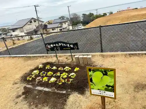 堀出神社の{uncategorized: "未分類", other: "その他", undefined: "問題あり", building: "その他建物", grave: "お墓", sacred_gate: "鳥居", guardian: "狛犬", statue: "像", buddha: "仏像", history: "歴史", nature: "自然", garden: "庭園", animal: "動物", pagoda: "塔", temizu: "手水舎", mountain_gate: "山門・神門", sanctuary: "本殿・本堂", subordinate: "末社・摂社", art: "芸術", scenery: "景色", jizo: "地蔵", ema: "絵馬", goshuin: "御朱印", omikuji: "おみくじ", items: "授与品その他", amulet: "お守り", goshuincho: "御朱印帳", eats: "食事", festival: "お祭り", votive_dance: "神楽", shichigosan: "七五三参", wedding: "結婚式", experience: "体験その他", initially: "初詣", around: "周辺", anti_infection: "感染症対策"}