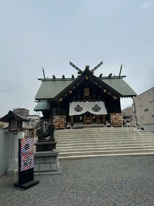札幌諏訪神社の{uncategorized: "未分類", other: "その他", undefined: "問題あり", building: "その他建物", grave: "お墓", sacred_gate: "鳥居", guardian: "狛犬", statue: "像", buddha: "仏像", history: "歴史", nature: "自然", garden: "庭園", animal: "動物", pagoda: "塔", temizu: "手水舎", mountain_gate: "山門・神門", sanctuary: "本殿・本堂", subordinate: "末社・摂社", art: "芸術", scenery: "景色", jizo: "地蔵", ema: "絵馬", goshuin: "御朱印", omikuji: "おみくじ", items: "授与品その他", amulet: "お守り", goshuincho: "御朱印帳", eats: "食事", festival: "お祭り", votive_dance: "神楽", shichigosan: "七五三参", wedding: "結婚式", experience: "体験その他", initially: "初詣", around: "周辺", anti_infection: "感染症対策"}