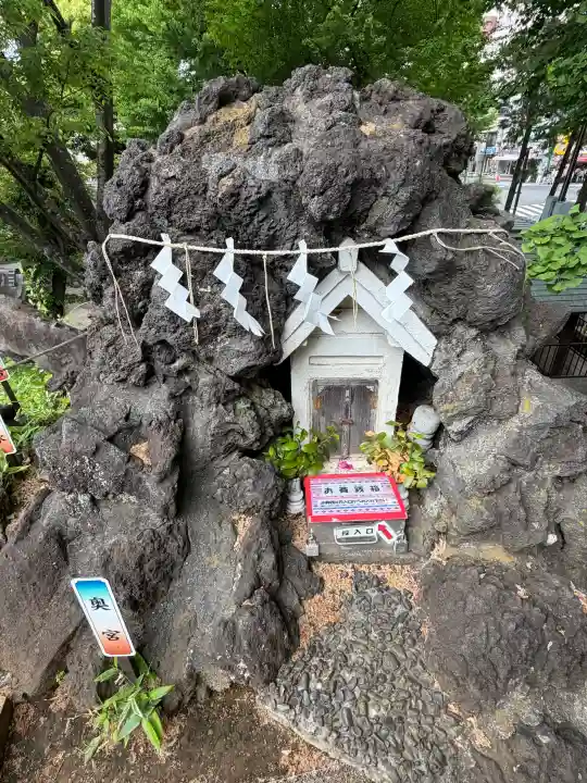 千駄ヶ谷冨士浅間神社の{uncategorized: "未分類", other: "その他", undefined: "問題あり", building: "その他建物", grave: "お墓", sacred_gate: "鳥居", guardian: "狛犬", statue: "像", buddha: "仏像", history: "歴史", nature: "自然", garden: "庭園", animal: "動物", pagoda: "塔", temizu: "手水舎", mountain_gate: "山門・神門", sanctuary: "本殿・本堂", subordinate: "末社・摂社", art: "芸術", scenery: "景色", jizo: "地蔵", ema: "絵馬", goshuin: "御朱印", omikuji: "おみくじ", items: "授与品その他", amulet: "お守り", goshuincho: "御朱印帳", eats: "食事", festival: "お祭り", votive_dance: "神楽", shichigosan: "七五三参", wedding: "結婚式", experience: "体験その他", initially: "初詣", around: "周辺", anti_infection: "感染症対策"}