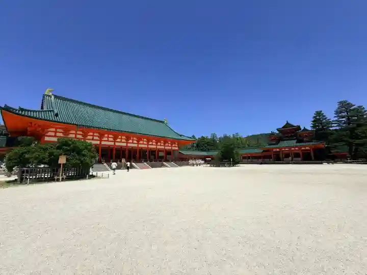 平安神宮の{uncategorized: "未分類", other: "その他", undefined: "問題あり", building: "その他建物", grave: "お墓", sacred_gate: "鳥居", guardian: "狛犬", statue: "像", buddha: "仏像", history: "歴史", nature: "自然", garden: "庭園", animal: "動物", pagoda: "塔", temizu: "手水舎", mountain_gate: "山門・神門", sanctuary: "本殿・本堂", subordinate: "末社・摂社", art: "芸術", scenery: "景色", jizo: "地蔵", ema: "絵馬", goshuin: "御朱印", omikuji: "おみくじ", items: "授与品その他", amulet: "お守り", goshuincho: "御朱印帳", eats: "食事", festival: "お祭り", votive_dance: "神楽", shichigosan: "七五三参", wedding: "結婚式", experience: "体験その他", initially: "初詣", around: "周辺", anti_infection: "感染症対策"}