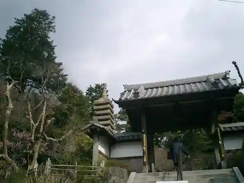 覚園寺の山門