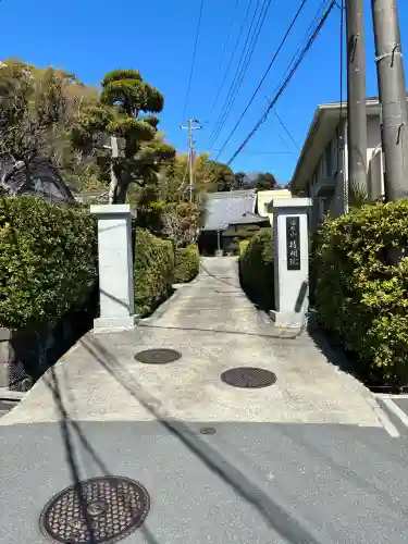 持明院の{uncategorized: "未分類", other: "その他", undefined: "問題あり", building: "その他建物", grave: "お墓", sacred_gate: "鳥居", guardian: "狛犬", statue: "像", buddha: "仏像", history: "歴史", nature: "自然", garden: "庭園", animal: "動物", pagoda: "塔", temizu: "手水舎", mountain_gate: "山門・神門", sanctuary: "本殿・本堂", subordinate: "末社・摂社", art: "芸術", scenery: "景色", jizo: "地蔵", ema: "絵馬", goshuin: "御朱印", omikuji: "おみくじ", items: "授与品その他", amulet: "お守り", goshuincho: "御朱印帳", eats: "食事", festival: "お祭り", votive_dance: "神楽", shichigosan: "七五三参", wedding: "結婚式", experience: "体験その他", initially: "初詣", around: "周辺", anti_infection: "感染症対策"}