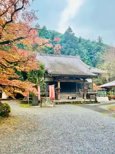 華藏寺(梅澤不動尊) の{uncategorized: "未分類", other: "その他", undefined: "問題あり", building: "その他建物", grave: "お墓", sacred_gate: "鳥居", guardian: "狛犬", statue: "像", buddha: "仏像", history: "歴史", nature: "自然", garden: "庭園", animal: "動物", pagoda: "塔", temizu: "手水舎", mountain_gate: "山門・神門", sanctuary: "本殿・本堂", subordinate: "末社・摂社", art: "芸術", scenery: "景色", jizo: "地蔵", ema: "絵馬", goshuin: "御朱印", omikuji: "おみくじ", items: "授与品その他", amulet: "お守り", goshuincho: "御朱印帳", eats: "食事", festival: "お祭り", votive_dance: "神楽", shichigosan: "七五三参", wedding: "結婚式", experience: "体験その他", initially: "初詣", around: "周辺", anti_infection: "感染症対策"}